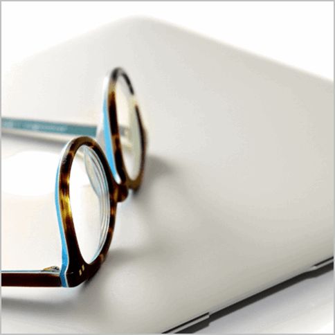 Das Bild für den Blogbeitrag "Recherchieren und zitieren aus beck-online" zeigt eine Brille, die auf einem zugeklappten Laptop liegt