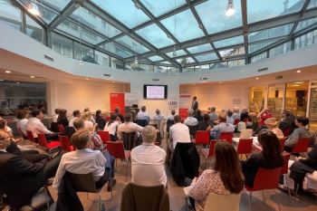 Rückansicht der Teilnehmer einer Veranstaltung